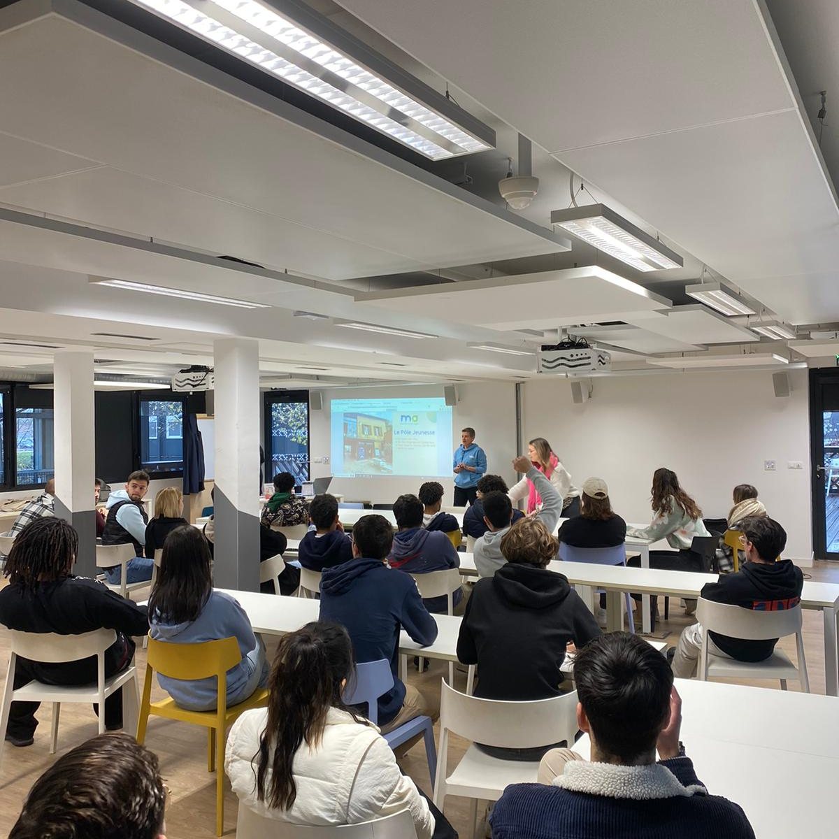 🌟 Hier, nous avons eu le plaisir d'accueillir le @pole_jeunesse_mdm_agglo ! 🎓 Les étudiants de l'École Supérieure du Numérique des Landes ont eu l'opportunité de découvrir les services proposés par le pôle jeunesse ⤵ 🏡 La Maison des Étudiants, le service jeunes, le service civique, les aides pour la mobilité à l'étranger, les aides financières, les aides à la recherche de logement... Le pôle jeunesse offre un soutien complémentaire précieux à l'accompagnement de nos étudiants. ✨ #campuslandes #pôlejeunesse #montdemarsan #opportunitésétudiantes